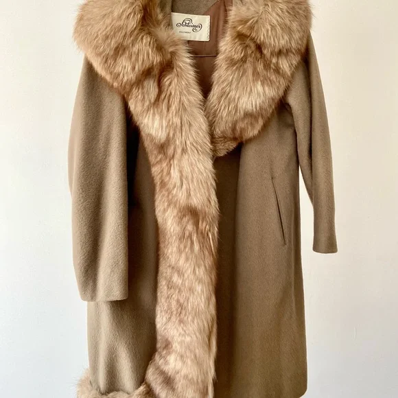 Sophisticated Tan and Brown Cape/Coat with Luxurious Fur Accents